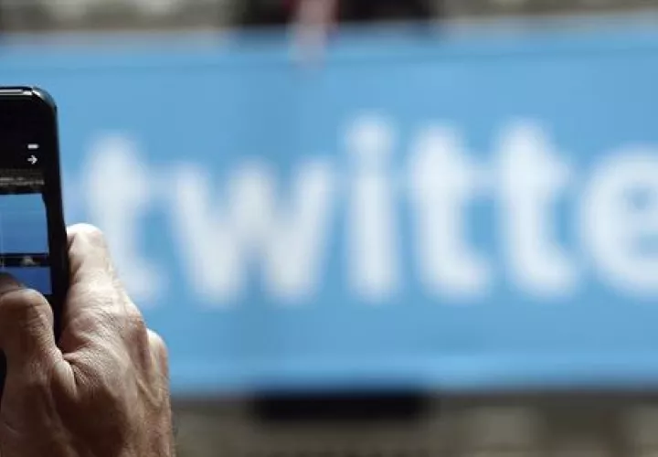 Un hombre fotografía el logo de Twitter en Nueva York.