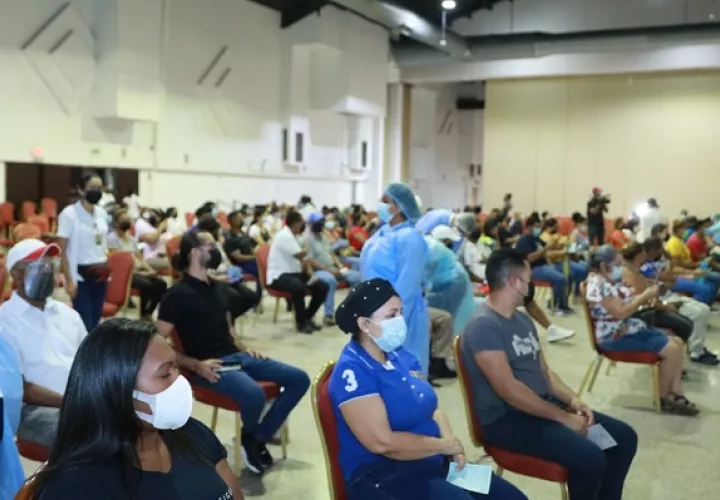 Vacunación en la Universidad de Panamá. Foto: Minsa