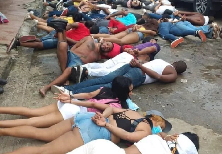Unas 80 personas que gozaban en una fiesta clandestina en Pedregal fueron detenidas el fin de semana. Foto: Cortesía Policía Nacional