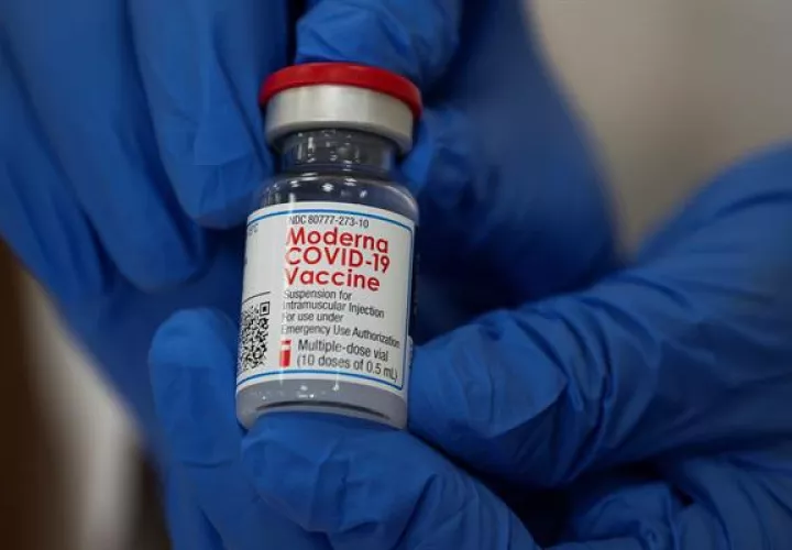 La farmacéutica asegura que la vacuna ha desmostrado ser  "altamente efectiva en prevenir la covid-19 en adolescentes". EFE