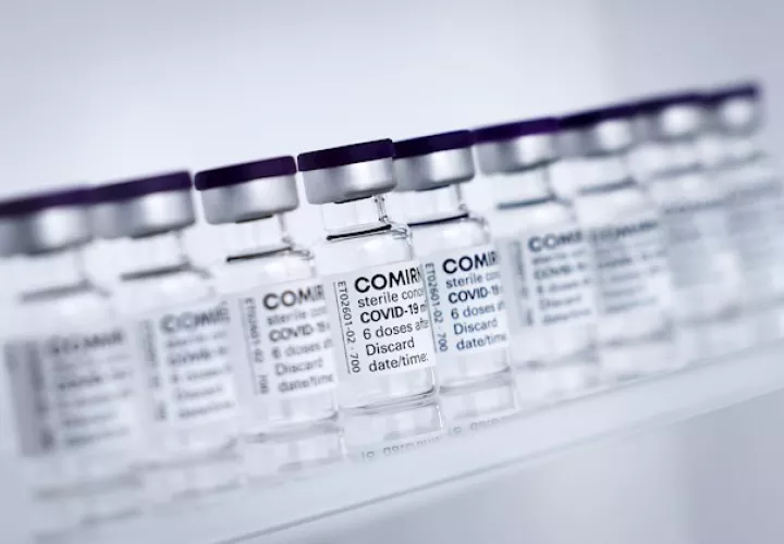 La Agencia Europea de Medicamentos (EMA) analiza los casos de síndrome de Guillain-Barré (GBS) notificados tras inyecciones con AstraZeneca. Foto: EFE