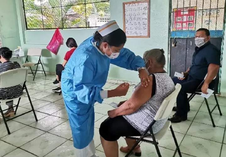 Adultos mayores de 60 años, embarazadas y docentes del circuitos 4-5 y 4-6 fueron vacunados. Foto: Cortesía Minsa