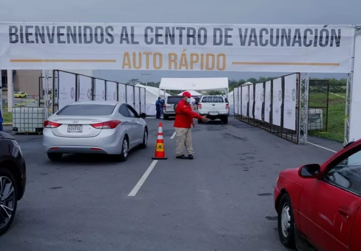 En diferentes puntos del país se han habilitado auto rápidos para recibir la vacuna de AstraZeneca. Foto: Cortesía Minsa