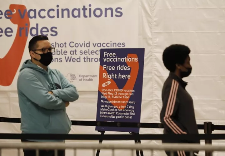 Personas hacen fila para la vacunación contra la covid-19 en la Grand Central de Nueva York. Foto: EFE