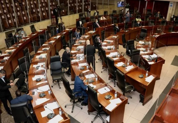 La vacunación está dirigida a  administrativos, diputados, trabajadores manuales y conductores. Foto: Cortesía Asamblea Nacional