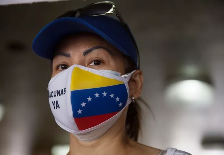 Una enfermera protesta para exigir equipamientos y material médico para enfrentar la covid-19 en Caracas, Venezuela. Foto: EFE
