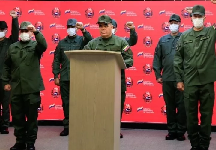 Ministro de Defensa de Venezuela, Vladimir Padrino López durante la transmisión de un comunicado en Caracas (Venezuela). Foto: EFE