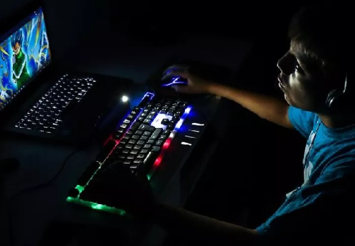 Un joven Gamer juega al Argentum el pasado 6 de abril en la Ciudad de Buenos Aires (Argentina). Foto: EFE