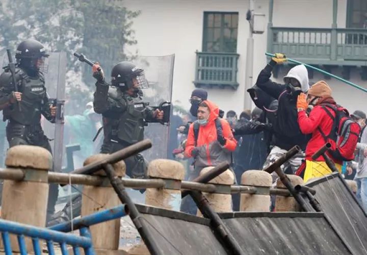 Un grupo de manifestantes enfrenta a miembros de la Policía durante el primer día de Paro Nacional en Colombia. EFE
