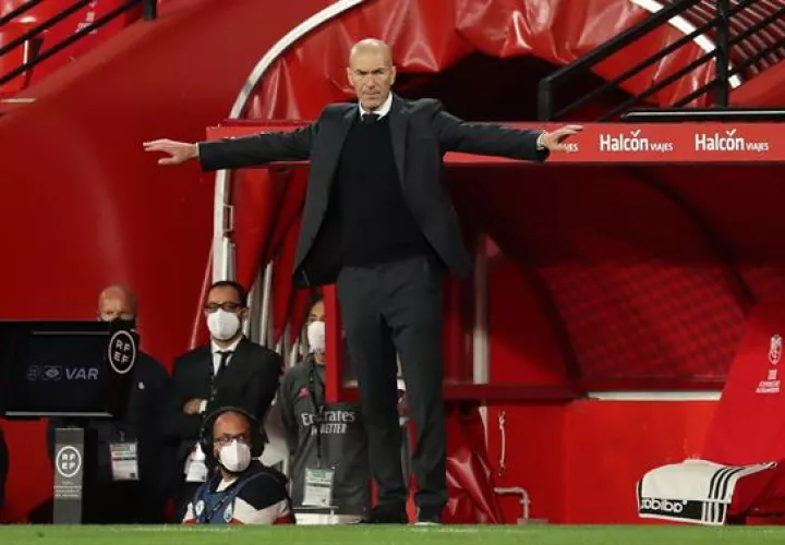 El técnico francés del Real Madrid, Zinedine Zidane, en el estadio Nuevo Los Cármenes, en la capital nazarí. 