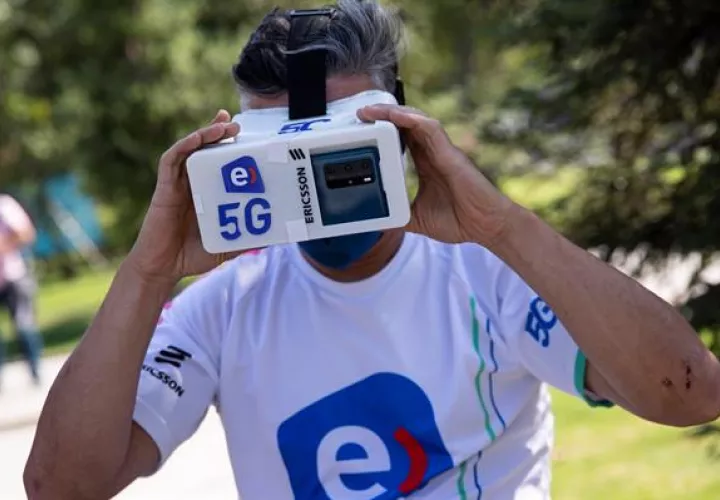 Un ciclista se prepara para realizar una prueba de conexión a la red 5G. Foto:EFE