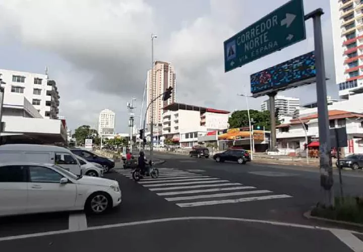 El tráfico vehicular ha aumentado en las últimas semanas, sin embargo, no es el mismo en comparación con antes de la pandemia. Foto: Víctor Arosemena