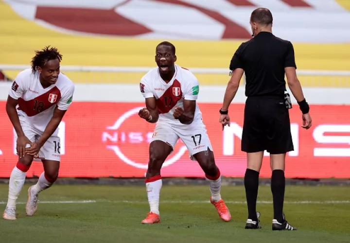 Luis Advíncula (17) anotó el gol que sentencio el triunfo de Perú ante Ecuador. Foto: EFE