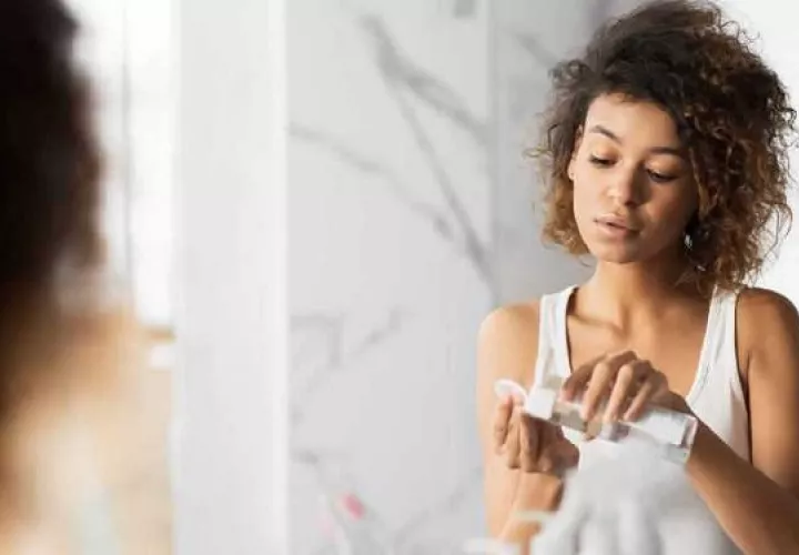 El agua micelar es un cosmético que contiene micelas, unas moléculas que atraen suciedad y sebo, y limpian la piel sin agredirla. Foto: Ilustrativa / Pixabay