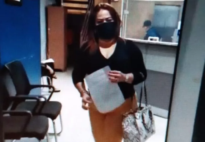 La vicealcaldesa Yansi Rodríguez ante la Oficina de Atención Primaria del Ministerio Público. Foto: Mayra Madrid