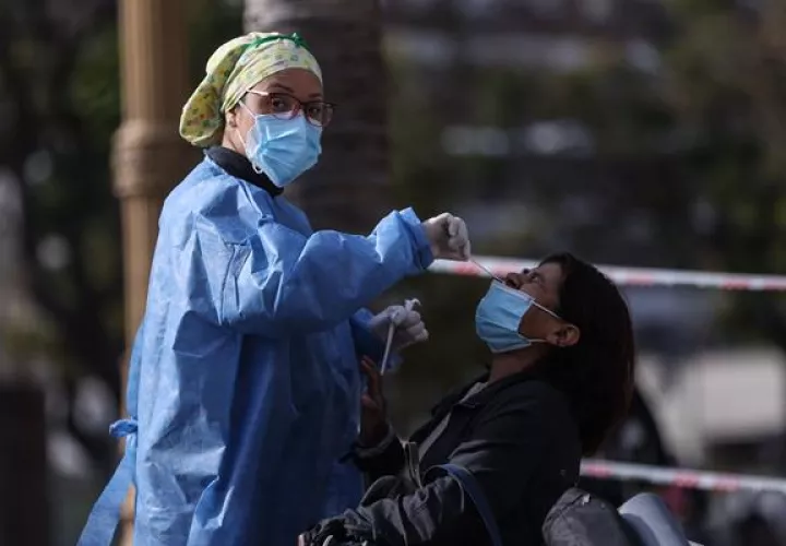 Personas se realizan un testeo de la covid-19 en una plaza de Buenos Aires (Argentina). Foto:EFE