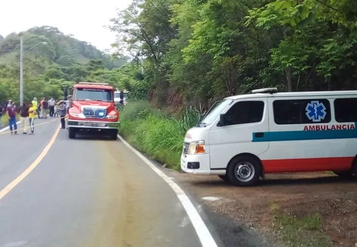 Un camión y una ambulancia del Cuerpo de Bomberos en el sitio de la tragedia. Foto: Thays Domínguez. 