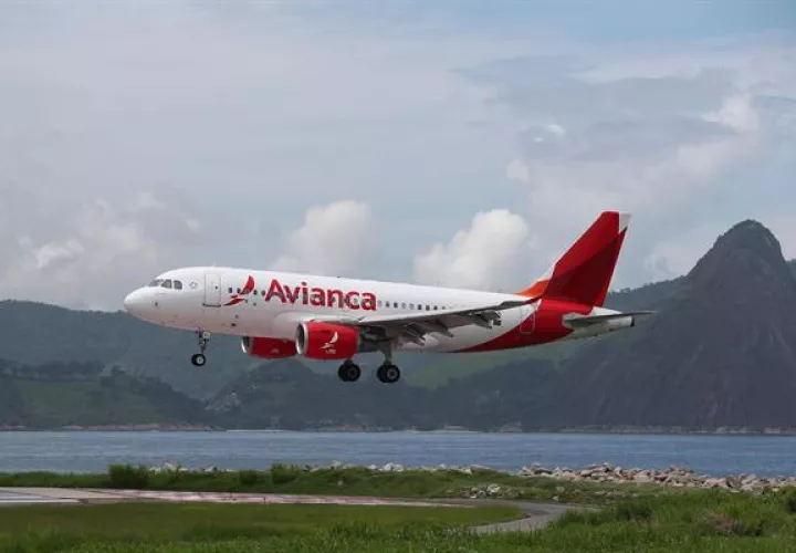 En la imagen, un avión de la aerolínea Avianca. Foto: EFE