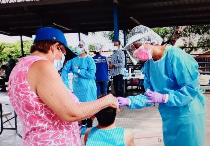 Se procedió a realizar pruebas de hisopado al personal del Municipio de Los Santos. Foto:Thays Domínguez
