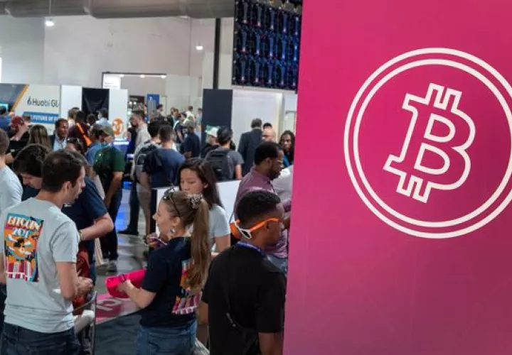 Vista de asistentes a la Conferencia Bitcoin 2021, celebrada en el Centro de Convenciones Mana, en Wynwood. Miami, Florida, este 4 de junio de 2021. Foto: EFE