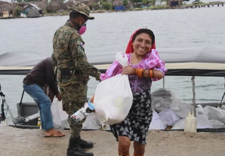 Las bolsas con comida se entregan en las zonas rurales. Foto: Cortesía Ministerio de Gobierno