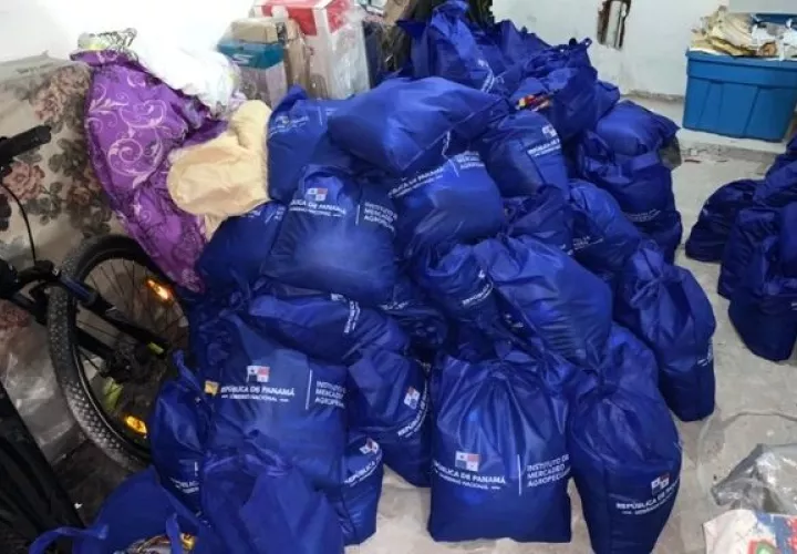 Bolsas de comida decomisadas. 