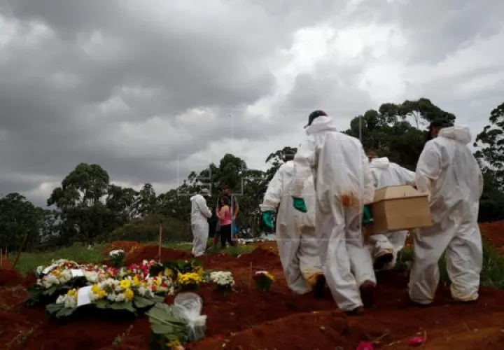 Brasil acumula un total de 470,842 fallecidos por covid-19 y 16,841,408 infectados. Foto: EFE
