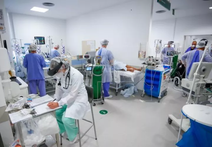 Personal médico trabaja en la Unidad de Cuidados Intensivos (UCI) del hospital de Clínicas, en Porto Alegre, Brasil. Foto: EFE