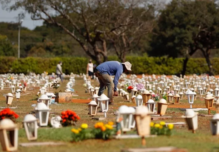   Un funcionario camina en el cementerio Campo da Esperança, en Brasil, uno de los países más azotados por la pandemia del coronavirus. Foto: EFE