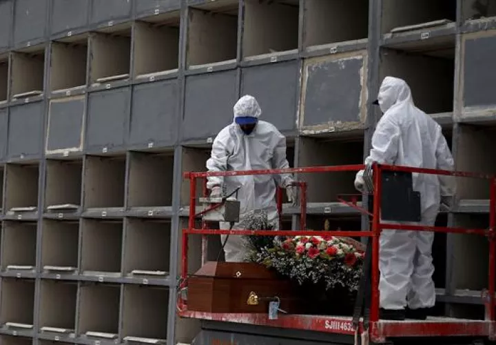 Personal realiza el entierro de una víctima de coronavirus en el cementerio Sao Franscisco Xavier en Río de Janeiro (Brasil). EFE