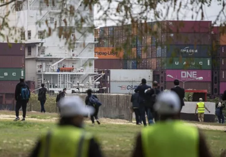 La embarcación está requisada en el Gran Lago Amargo del Canal. Foto: EFE