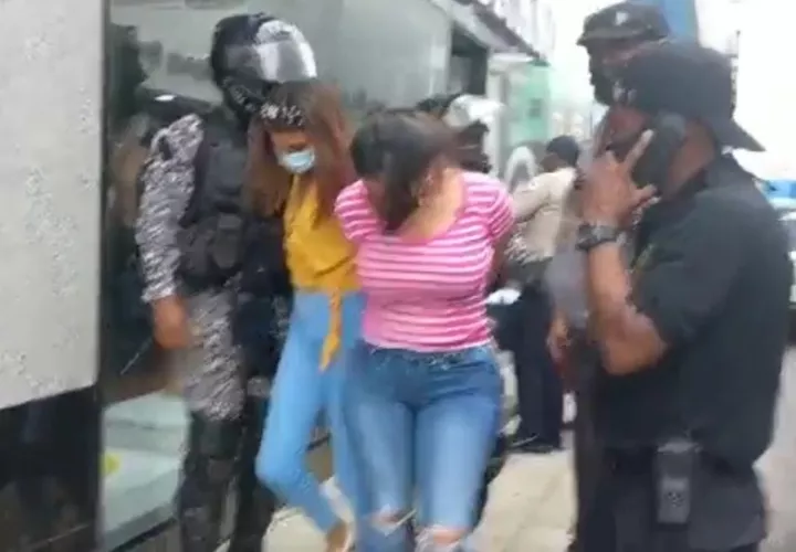 Ambas jóvenes fueron esposadas y trasladadas por la Policía Nacional. Foto: Diómedes Sánchez 