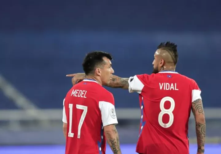 Arturo Vidal y Gary Medel son los futbolistas que figuran en las fotografías cortándose el pelo, imágenes proveniente de sus redes sociales. Foto:EFE