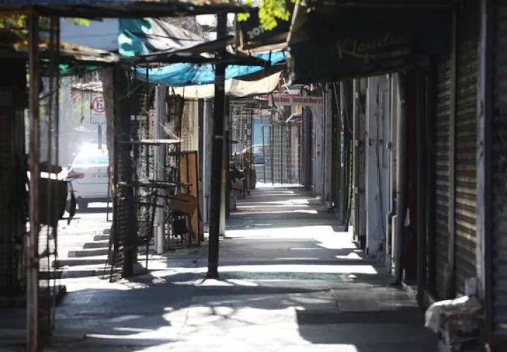 Fotografía de locales comerciales cerrados hoy, en Santiago (Chile). Foto:EFE