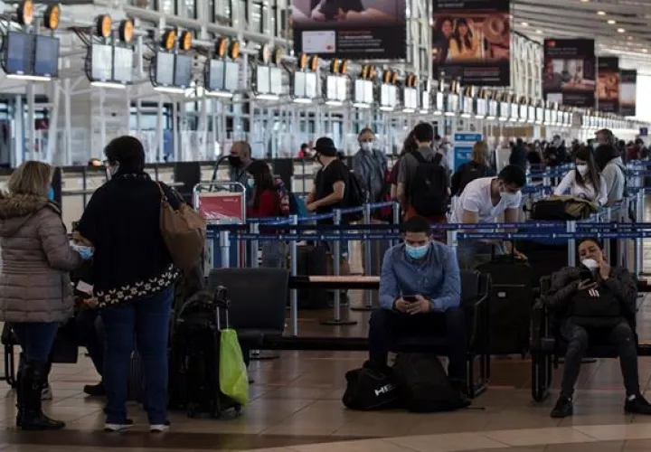 Decenas de viajeros llegan al aeropuerto Arturo Merino Benítez de Santiago (Chile).  Foto: EFE