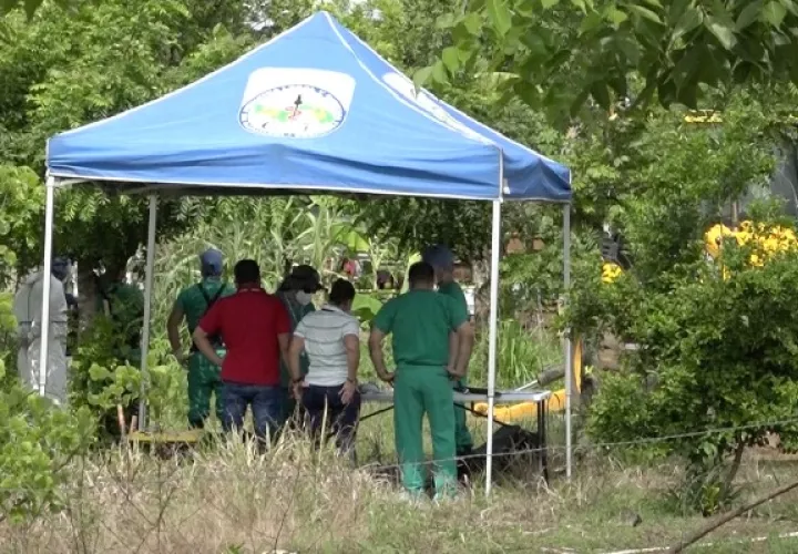 Las autoridades utilizaron una retroexcavadora para profundizar en el terreno y recuperar la mayor cantidad de indicios posibles para esclarecer el homicidio. Foto: Mayra Madrid.