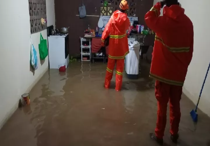 En la provincia de Chiriquí evalúan los daños causados en varias viviendas inundadas. Foto: Mayra Madrid