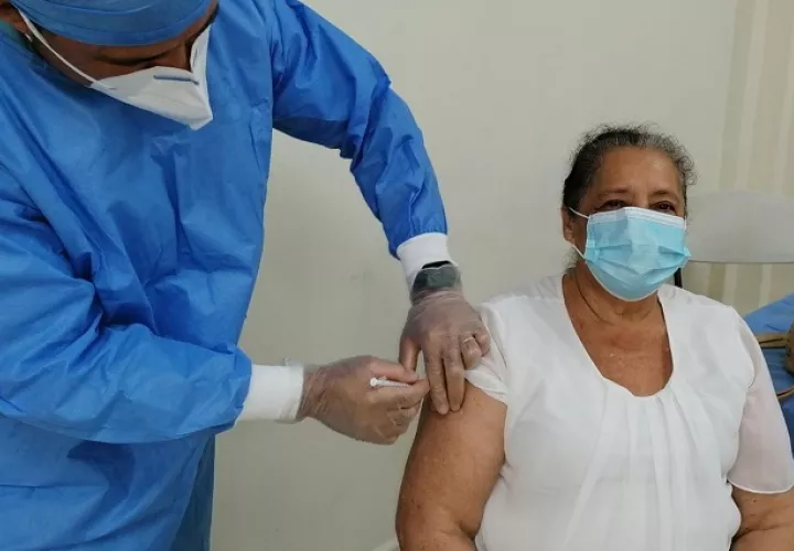 En el colegio Jaramillo Arriba, en Boquete, Chiriquí, un total de 150 dosis de la vacuna Pfizer fueron aplicadas hoy en sus segundas dosis a los adultos mayores. Foto: Cortesía @CSSPanama