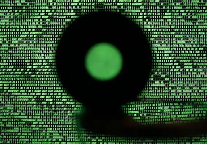 Una pantalla de ordenador muestra un código binario. Foto: EFE