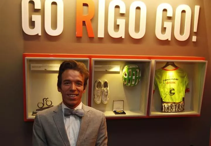 En la imagen, el ciclista colombiano Rigoberto Urán en una tienda de su marca de ropa deportiva 'Go Rigo Go', en Medellín (Colombia) . EFE