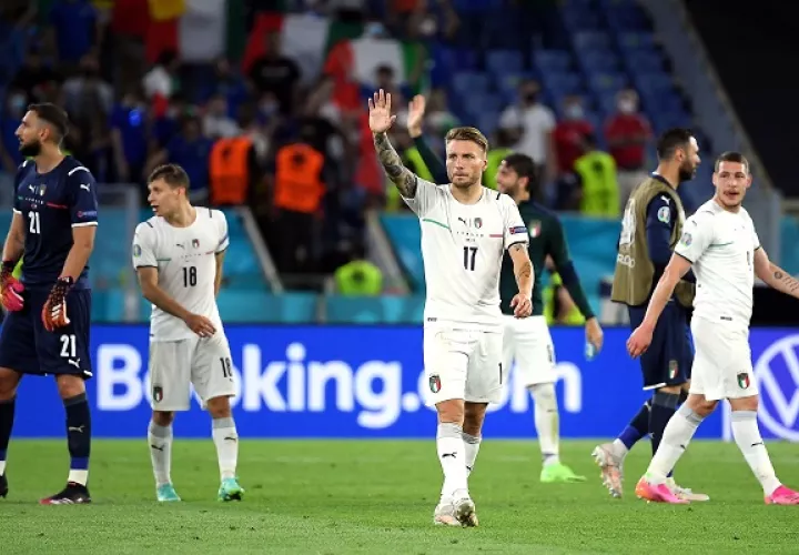 Ciro Immobile festeja con su afición el triunfo de Italia. Foto:EFE