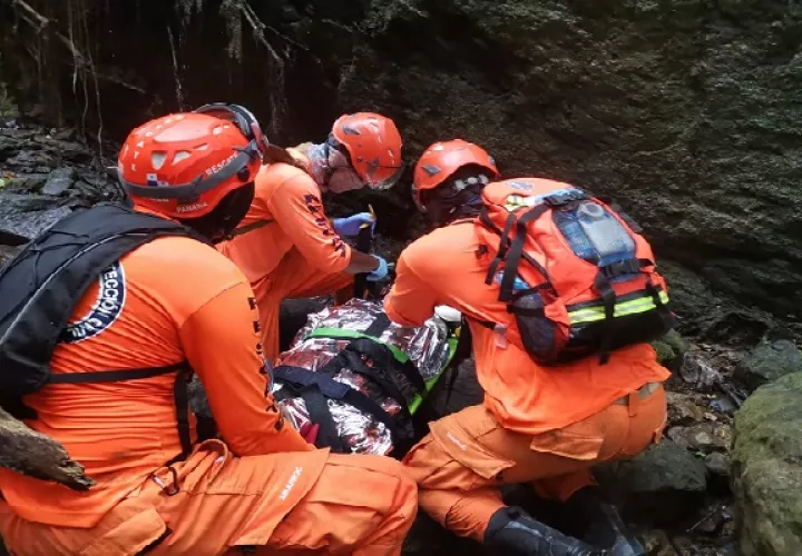 Héctor Martínez fue ubicado en un terreno quebradizo por algunas personas que apoyaban en las labores de búsqueda y rescate. Foto: Cortesía Sinaproc