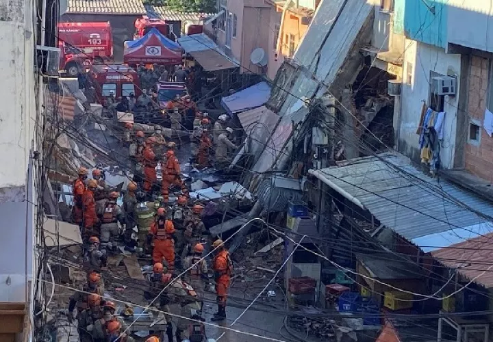 Vista de los escombros de un edificio residencial de cuatro pisos que se derrumbó este jueves en la ciudad brasileña de Río de Janeiro, accidente que dejó dos muertos. Foto: EFE