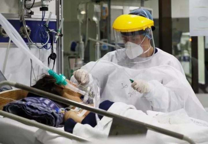 Personal médico trabaja con un paciente contagiado de coronavirus en una unidad de cuidados intensivos en el Hospital El Tunal, en Bogotá (Colombia). Foto: EFE