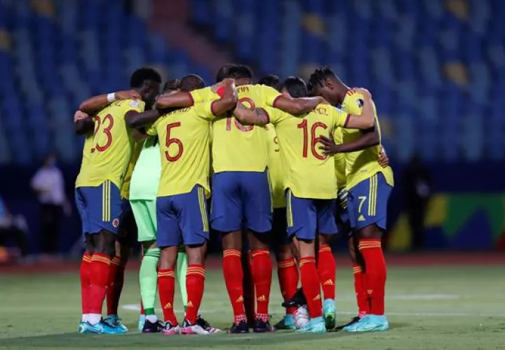 Los jugadores de Colombia se dan ánimos, el 17 de junio de 2021, previo al inicio de un partido ante Venezuela por el grupo B de la Copa América, en el Estadio Olímpico Pedro Ludovico Teixeira, en Goiania (Brasil).