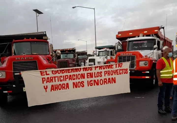 Los camiones volquetes portan en su parte delantera, pancartas exigiendo al gobierno, oportunidades de trabajo. Foto: Diomedes Sánchez