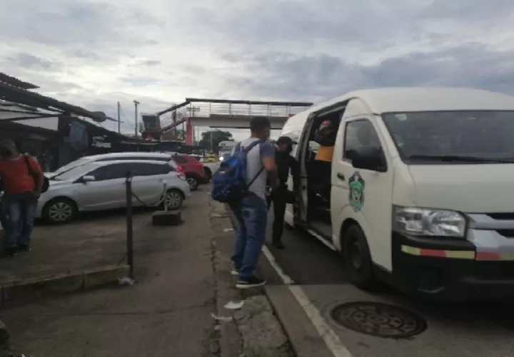 Actualmente se desarrollan operativos para que las personas en los buses, usen la mascarilla y la pantalla facial. Foto: Diomedes Sánchez