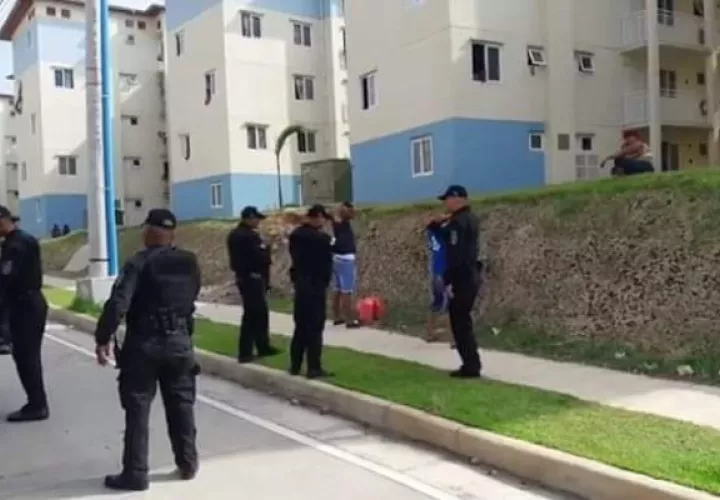 Unidades de la Policía Nacional realizan las investigaciones en el lugar de los hechos. Foto Diomedes Sánchez