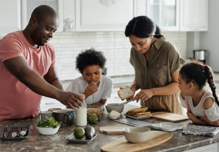 Cuando se forma una nueva familia ensamblada, cada miembro de la familia se enfrenta a cambios únicos. Fotos: Ilustrativa / Pexels
