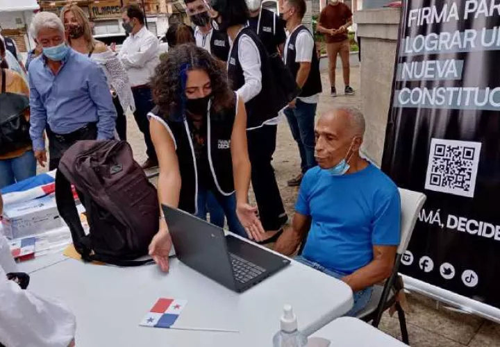 Actualmente hay tres grupos recolectando firmas en Panamá para una constituyenet paralela. Archivo